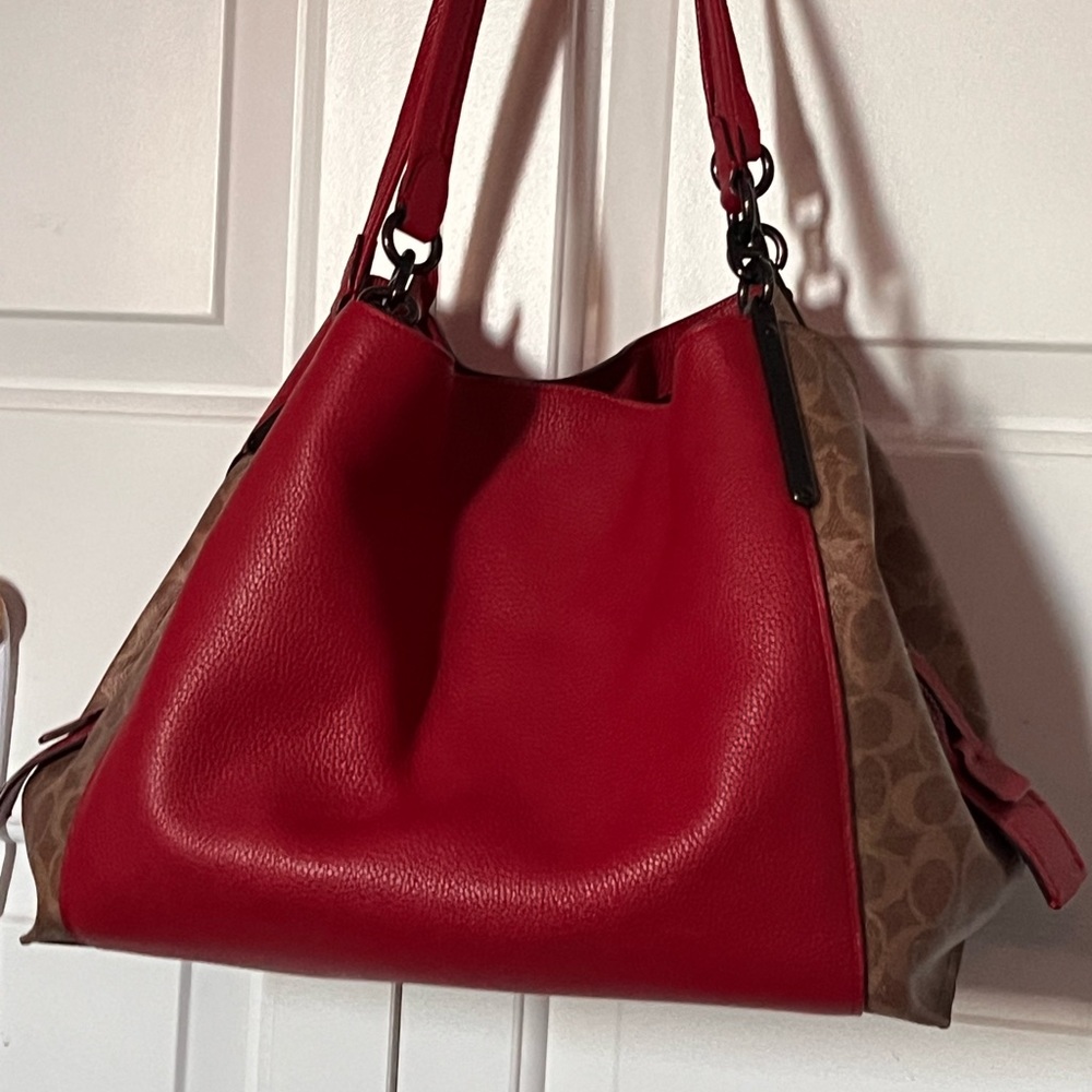 RED & TAN COACH IN SIGNATURE PURSE